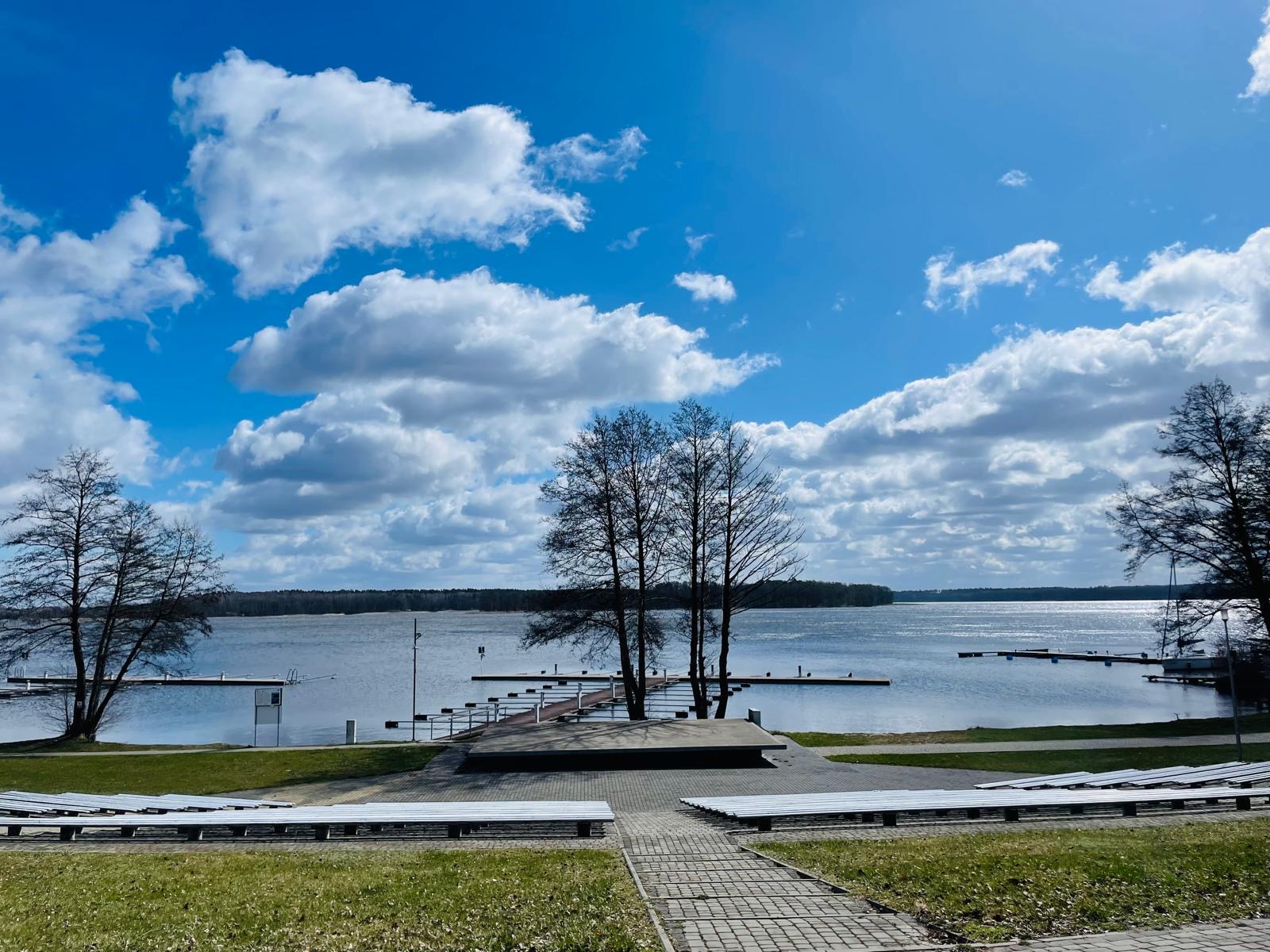 Widok na jezioro Jeziorak z pomostami