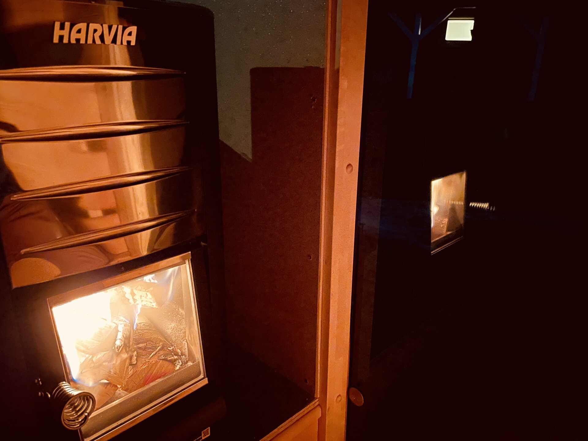 Piec Harvia opalany drewnem — wnętrze sauny